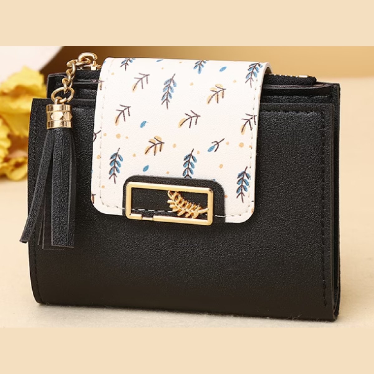 Womans Small Leaf Purse Black